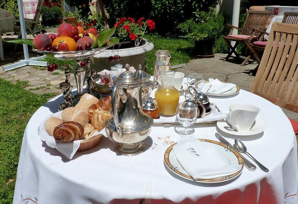 Hotel Le Mont Royal Realmont Bagian luar foto