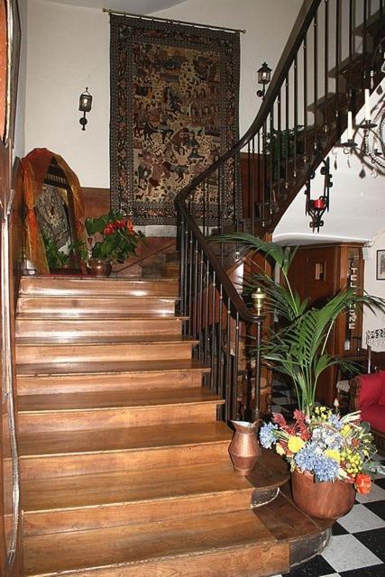 Hotel Le Mont Royal Realmont Bagian luar foto